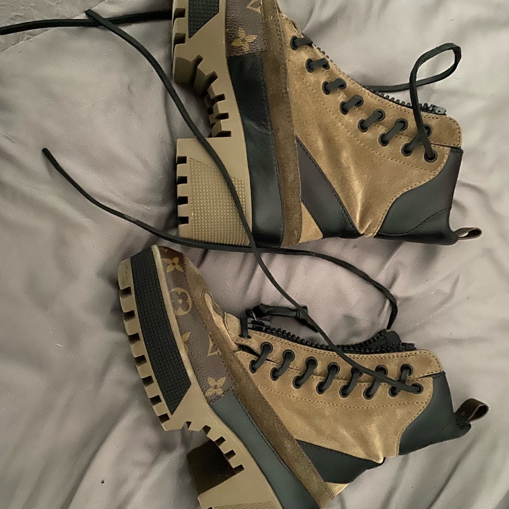LV Laureate Desert Boots